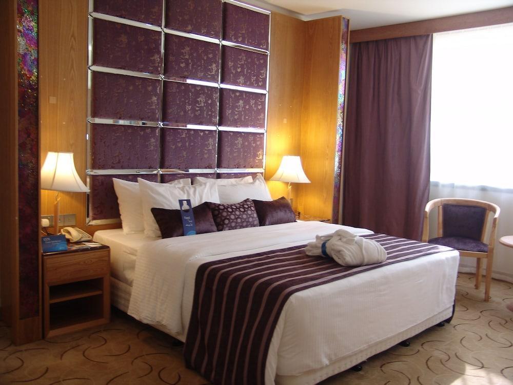 Radisson Blu Resort, ชาร์จาห์ ภายนอก รูปภาพ A bedroom in a hotel