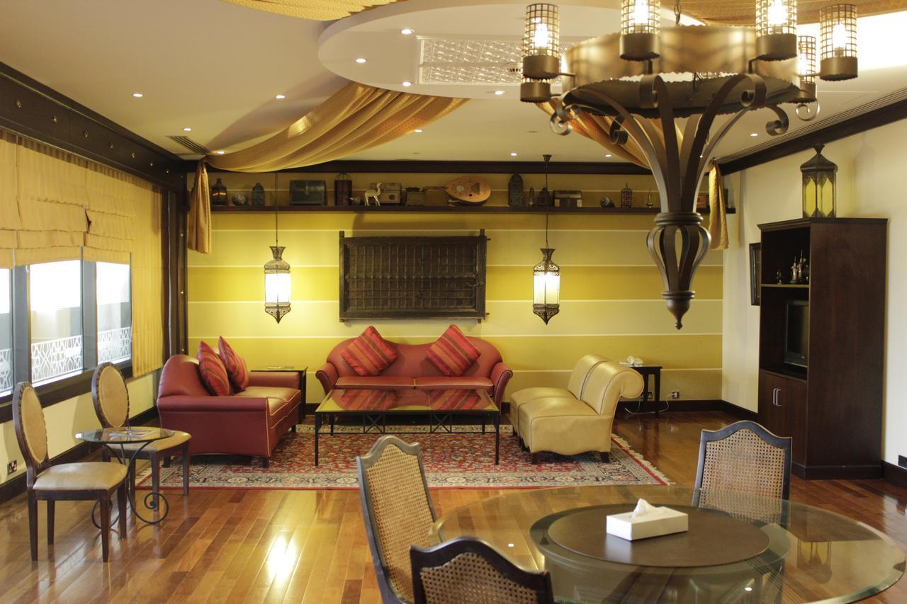Radisson Blu Resort, ชาร์จาห์ ภายนอก รูปภาพ The interior of the club