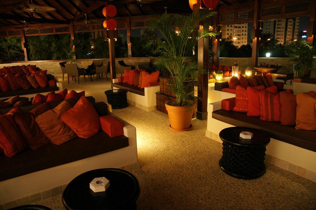 Radisson Blu Resort, ชาร์จาห์ ภายนอก รูปภาพ The interior of the bar