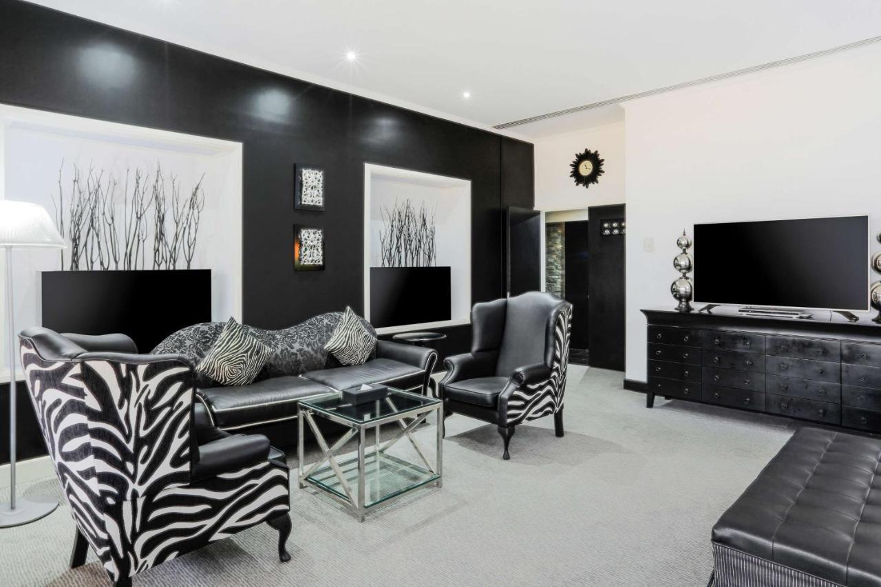 Radisson Blu Resort, ชาร์จาห์ ภายนอก รูปภาพ A living room with zebra print furniture