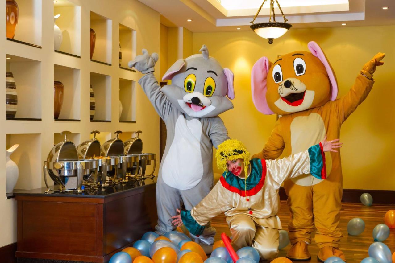 Radisson Blu Resort, ชาร์จาห์ ภายนอก รูปภาพ Tom and Jerry at a party