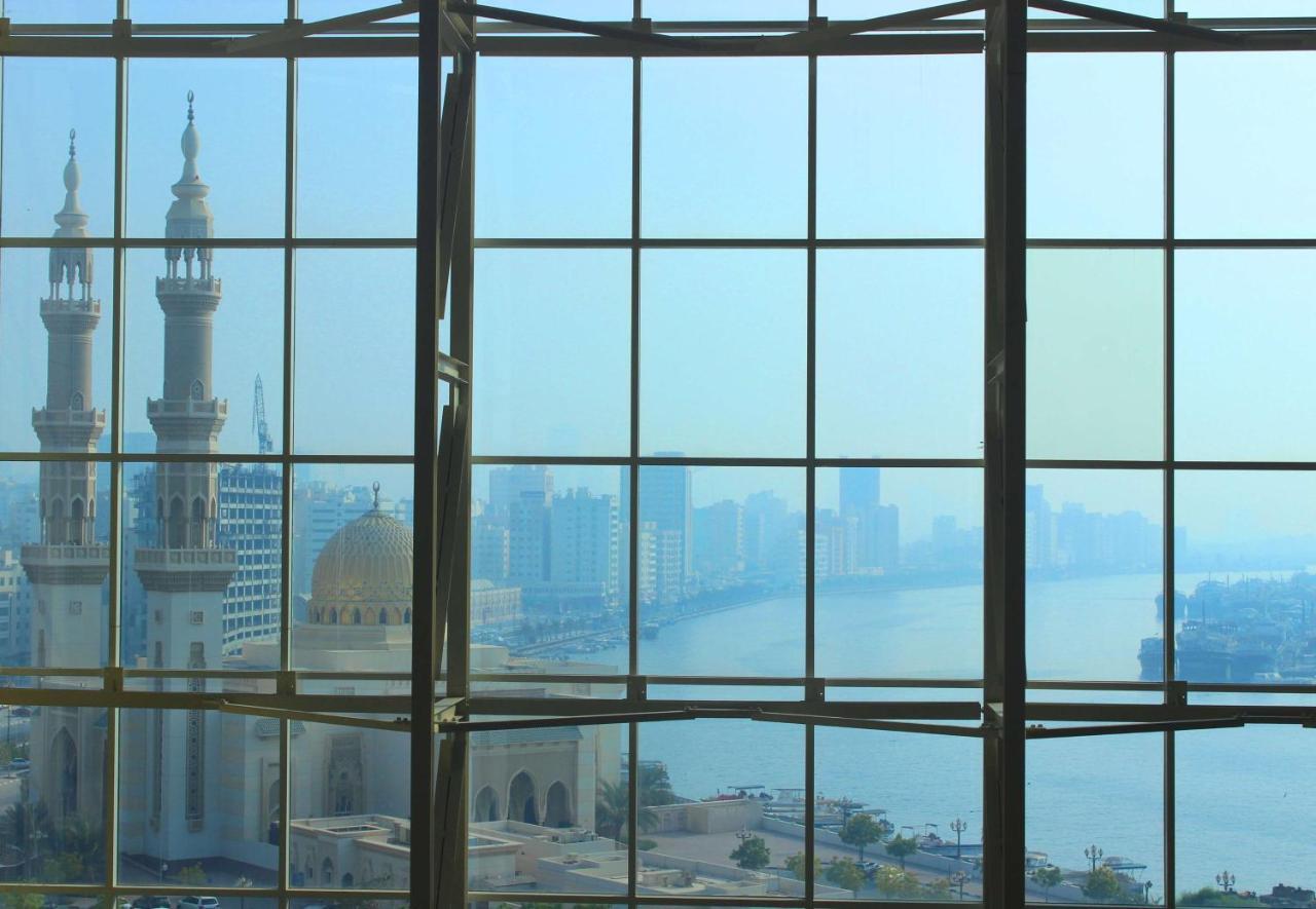 Radisson Blu Resort, ชาร์จาห์ ภายนอก รูปภาพ View of the Grand Mosque from the Burj Al Mamlaka