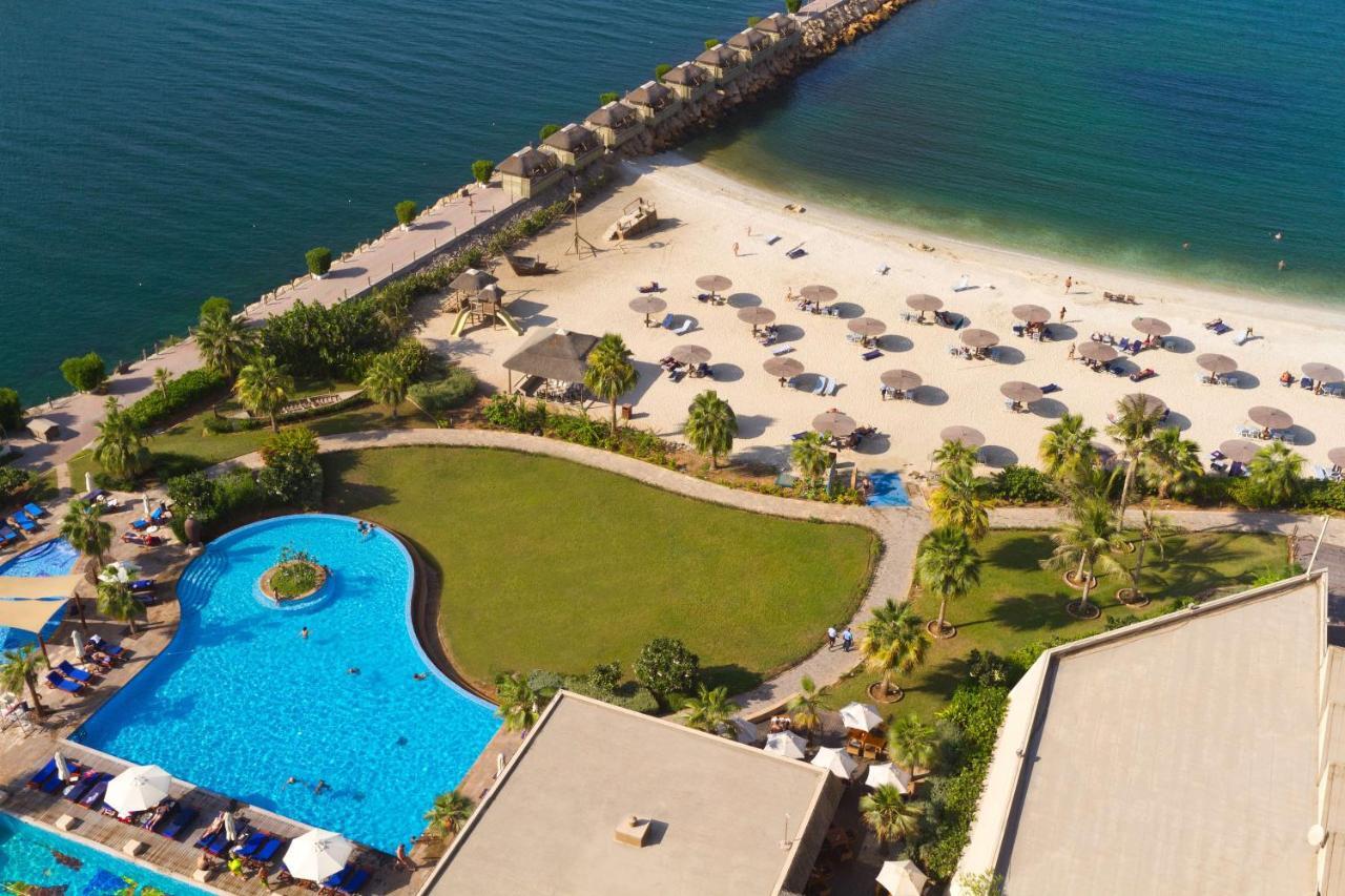 Radisson Blu Resort, ชาร์จาห์ ภายนอก รูปภาพ Aerial view of the beach